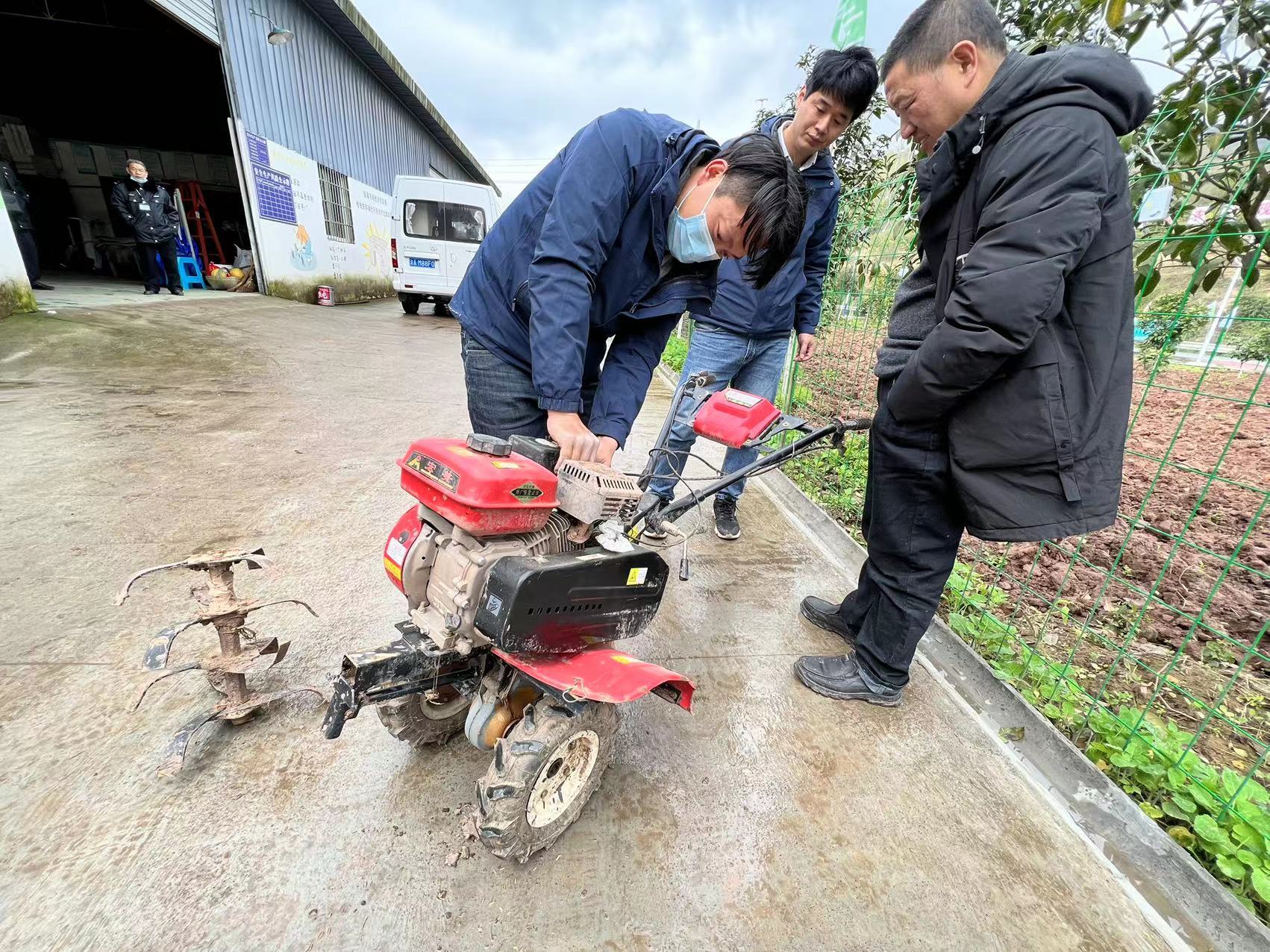 重庆綦江:田间地头开展农机培训 培育新时代农民